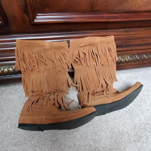 Minnetonka fringe boots - Picture 3 of 5
